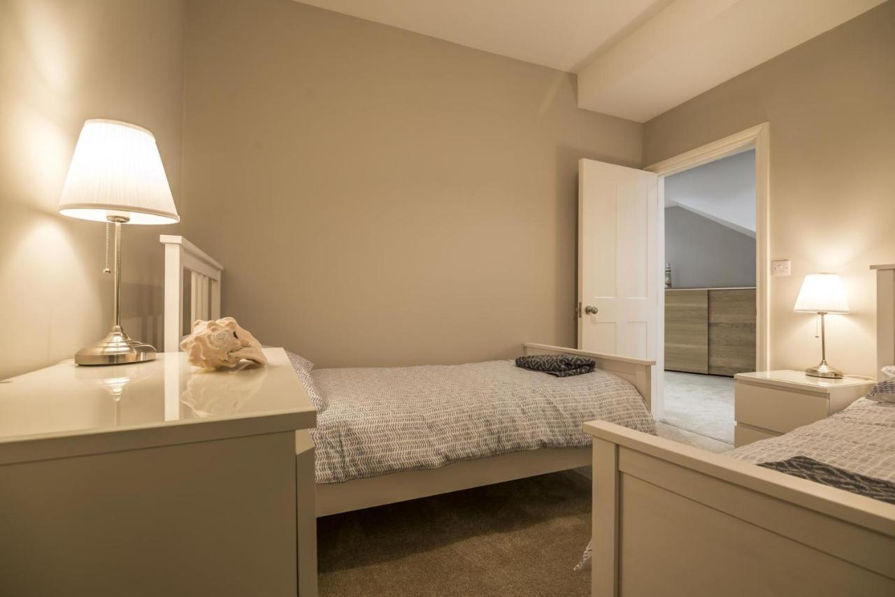 Sea Legs - 2 Bedroom Apartment - Tenby Bagian luar foto